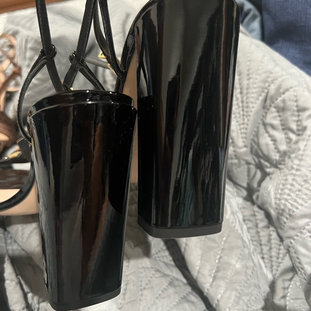 Fendi Women's Black and Gold Sandals - Picture 10 of 10